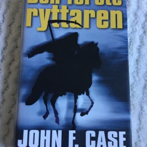 Den första ryttaren - Spännande thriller av John F. Case där en dödlig epidemi och en hemlig expedition står i centrum. Boken utforskar teman kring sjukdom och konspiration, med en journalist som huvudperson. Perfekt för dig som gillar mysterier och action.