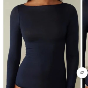 Mörkblå långärmad intimissimi topp - Säljer min intimissimi tröja då den inte kommer till användning men skit snygg, skön och perfekt passform.