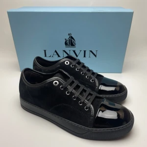 Lanvin skor  - Hej! Säljer nu dessa svin feta lanvin skor! Skorna är nya! Har ett begränsat antal boxar, dust bag och extra skosnören. Hör av dig vid frågor eller liknande. Uk5 men passar uk6, ovanligt stora 