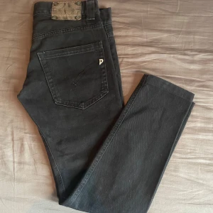 Dondup jeans - Säljer ett par svarta dondup jeans då dem var för små för mig. Skriv om ni har funderingar🙌 se måtten på dem 2 sista bilderna👍