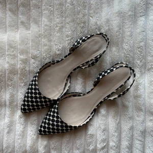 Kitten heels - Snygga låga klackar med svartvitt prickigt mönster och spetsig tå. Lite torr innersula (går att fixa!). Klackhöjd: 2,5cm