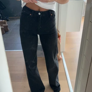 Svarta jeansbyxor - Snygga svarta jeansbyxor med hög midja. Köpta från monki. Använda fåtal gånger o i fint skick🥰