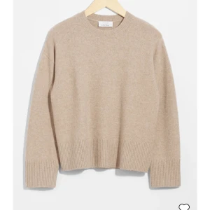 & Other Stories tröja - Beige stickad tröja från & Other Stories. I fint skick! Nypris: 550kr