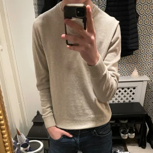 Beige tröja - Säljer en stilren beige tröja med långa ärmar och ribbade muddar. Perfekt för en avslappnad look. Skick 9/10 riktigt fin aldrig använd 
