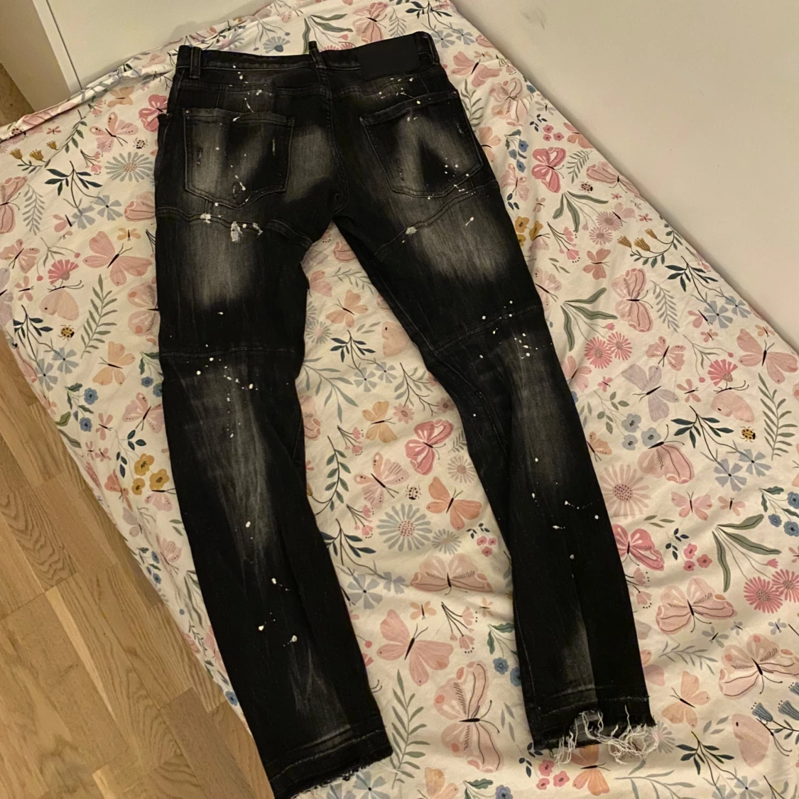 Svarta jeans med slitningar - 91