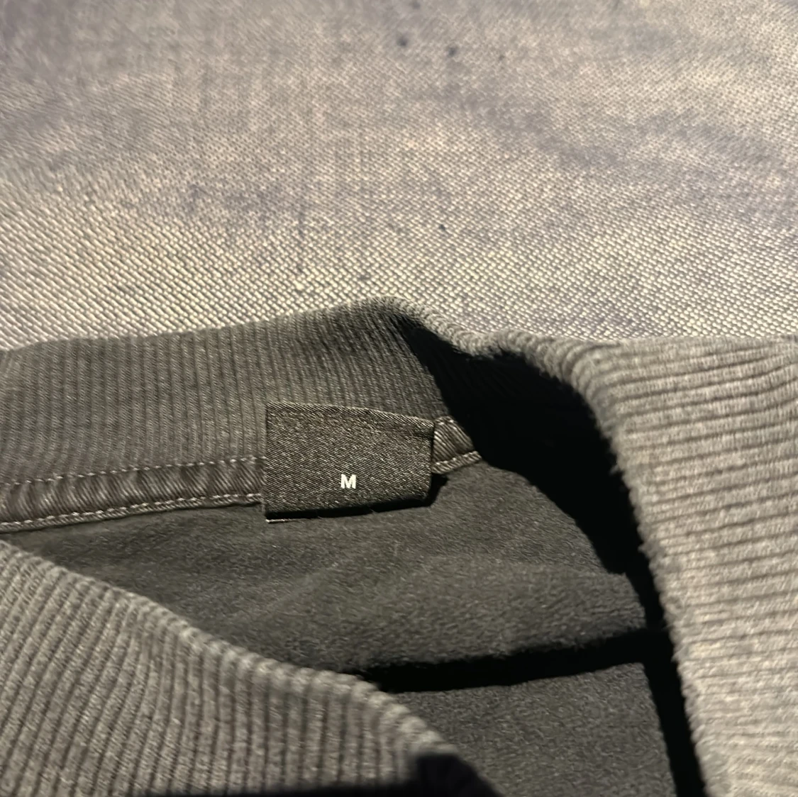 Grå sweatshirt med fjärilstryck från Boss - 92