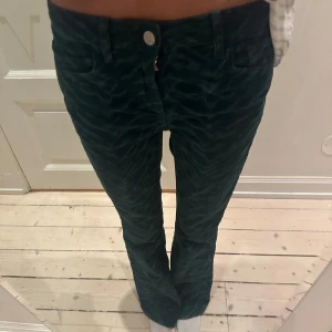 Coola jeans  - Low waist Bootcut jeans i mocka! Super coolt mönster. Knappt använda. 