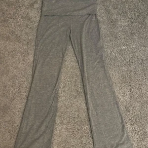 Gråa yoga pants från Gina tricot - Säljer ett par gråa yoga pants från Gina Tricot i storlek 164. De är i mycket bra skick men säljes eftersom de var för korta för mig. 