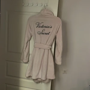 Victoria’s Secret Morgonrock - Ljusrosa Jättegosig morgonrock, kort. Storlek M/L. Bra skick, inga defekter. 
