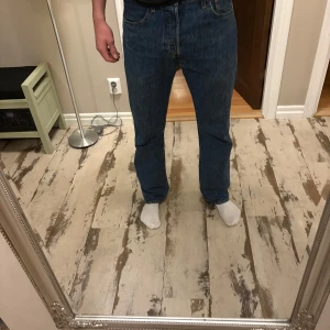 Levi’s jeans - Säljer ett par levi’s jeans 501 i väldigt bra skick. Jag är 186cm lång och dem passar perfekt. Priset kan diskuteras och dm ifall du har några frågor.