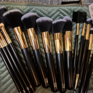 Stort 14-delars makeup brush set!  - Stort 14-delars makeup brush set. En fin grön necessär  från Nordic Formula medföljer. Önskas annan färg på necessär (finns svar och rosa) skriv detta vid köp. Nytt och oanvänt. 
