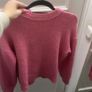 Rosa stickad tröja - Mysig rosa stickad tröja! Den är från Cubus, den är dock lite knottrig därav priset.