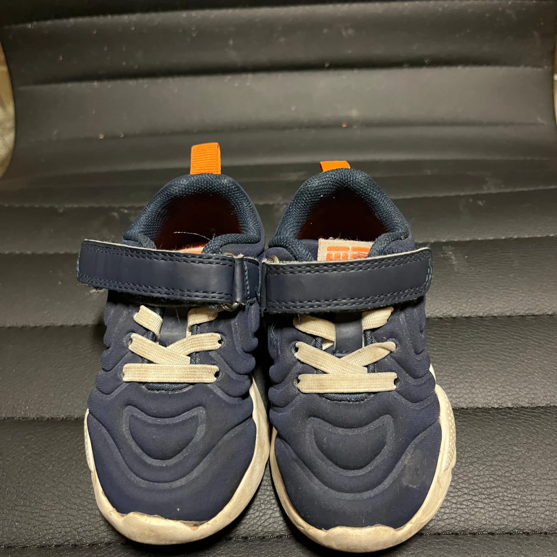 Mörkblå sneakers med kardborreband - 90