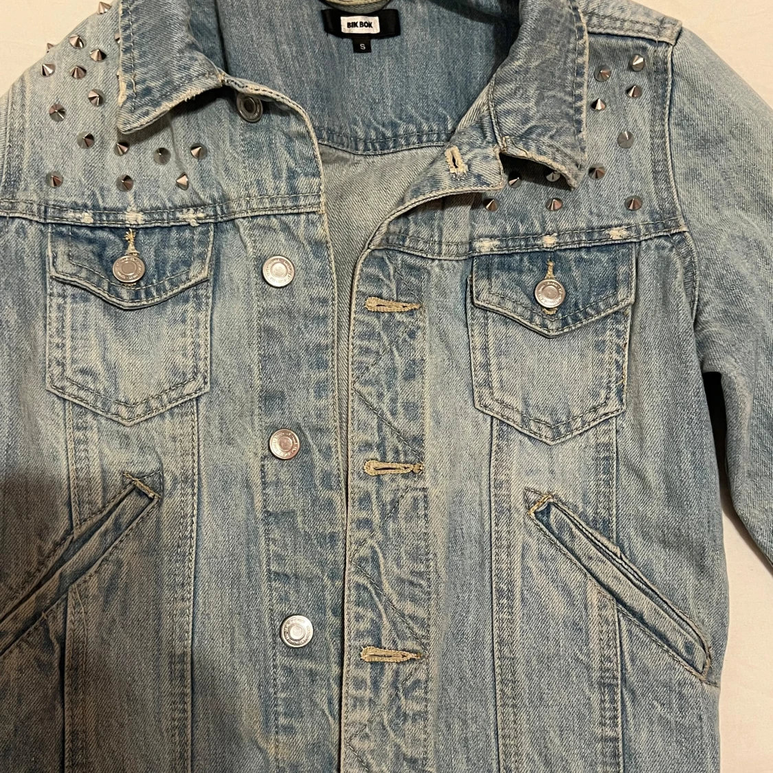Jeansjacka med nitar från Bik Bok - 90