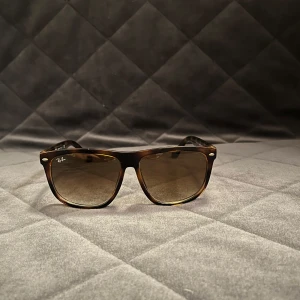 Rayban glasögon  - Feta Rayban boyfriends. Färg:brun sprackliga. Använda fåtal ggr. Skick 8/10. Perfekt för sommar och där med sänkt pris nu under vinter. Nypris 1350kr . Tar gärna byte. Bara höra av sig vid minsta lilla fråga eller för fler bilder❗️❗️KOM MED BUD!!