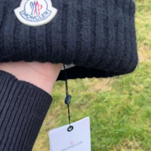 Moncler mössa - Tjena folket, säljer en moncler mössa som är ganska tjock och varm, perfekt för kalla vädret. 