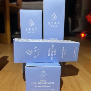 Stay Well Triple Hyaruronic Acid hudvårdsset! - Triple Hyaluronic Acid hudvårdsset med Cleansing foam 130 ml, Hydrating toner 210 ml, Moisturizing serum 50 ml & Watery gel cream 50 ml. Nytt i kartonger. 