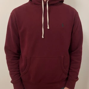 Vinröd hoodie Ralph Lauren  - En vinröd hoodie från Ralph lauren som har blivit för liten för mig och därför säljer. Bra skick och inga defekter.