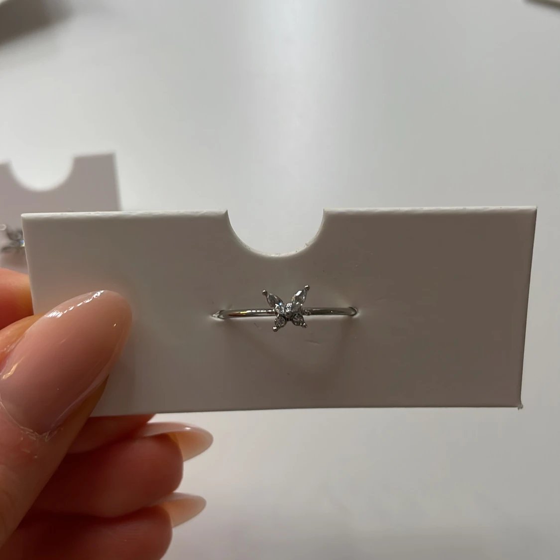 Silverfärgat smyckeset med diamantfjärilar - 91