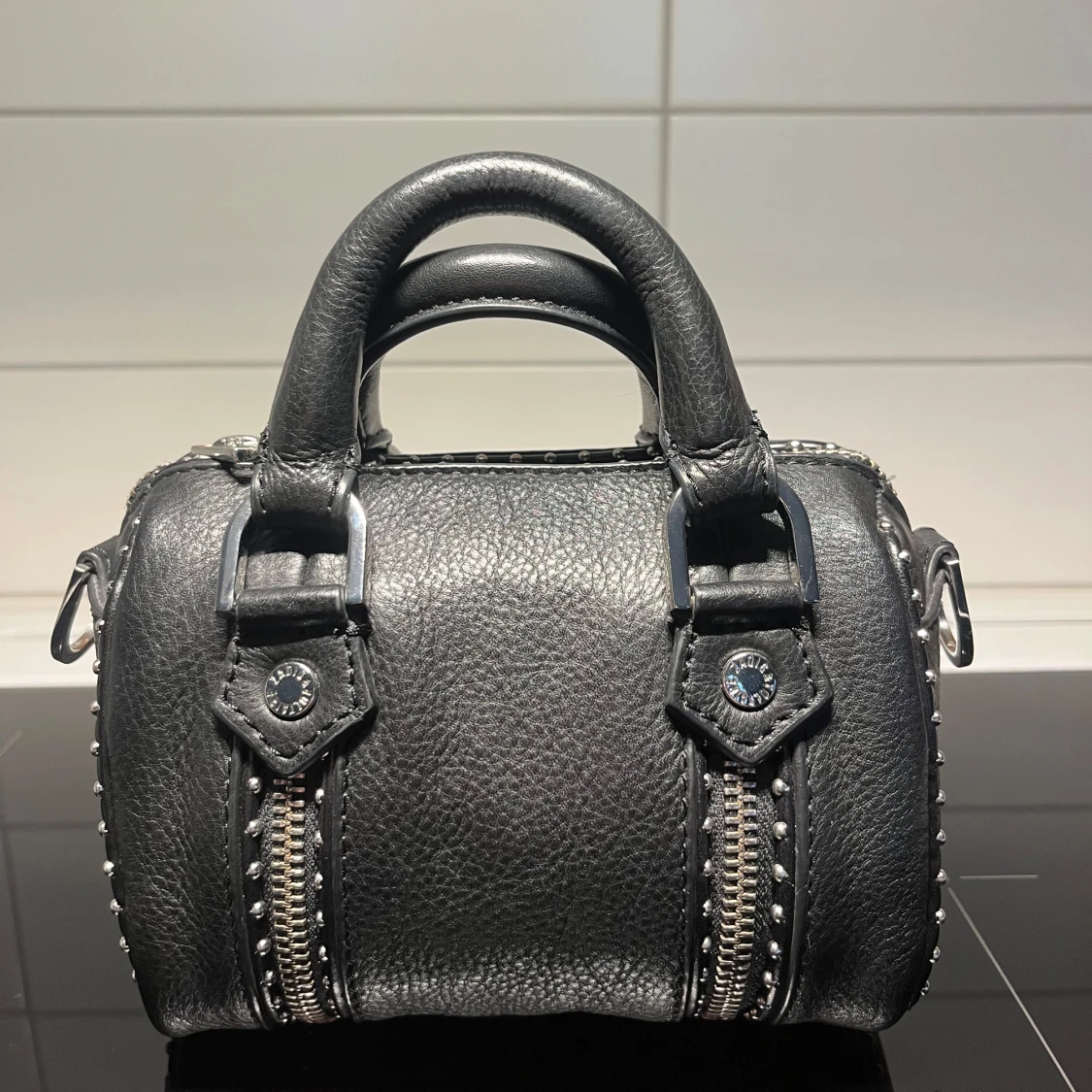 Svart handväska från Voltaire - 3