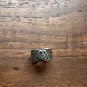Silverring - Säljer såå cool ring i 925 sterling silver❤️‍🔥Den är justerbar så den passar alla😍