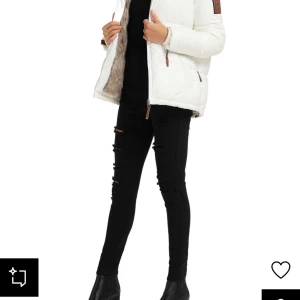 Y2k jacka - As snygg och varm jacka från Navahoo. Nypris 1570, helt oanvänd och oöppnad. Säljer efs den kom i fel färg.