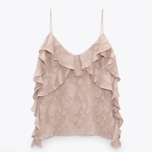  blommig linnetopp med volang - Säljer en söt linnetopp med blommigt mönster och volangdetaljer. Toppen har tunna axelband och en luftig passform, perfekt för varma dagar. I storlek xs💕 skriv om ni undrar något💕