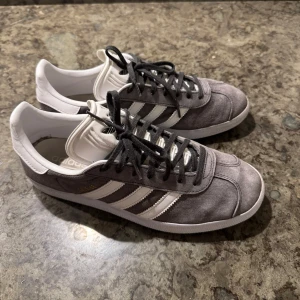 Adidas Gazelle Skor - Tja, säljer ett par riktigt snygga och fräscha Gazelles i skicket 10/10. Dom är knappt använda och har storleken 42 men kan passa nåt mindre. Kontakta gärna vid frågor😊