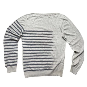 Grå randig tröja från Jean Paul Gaultier - Snygg grå tröja från Jean Paul Gaultier med grå ränder på ena sidan. Perfekt för en stilren look. Tröjan har långa ärmar och en bekväm passform. DM in finnish or english 😇