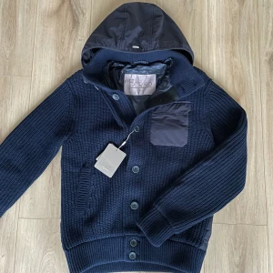 Herno Cardigan  - Säljer en HELT NY Cardigan från märket Herno! Nypris ligger på runt 8500kr! Storlek 50 vilket motsvarar M! Hör gärna av dig om du har frågor! 