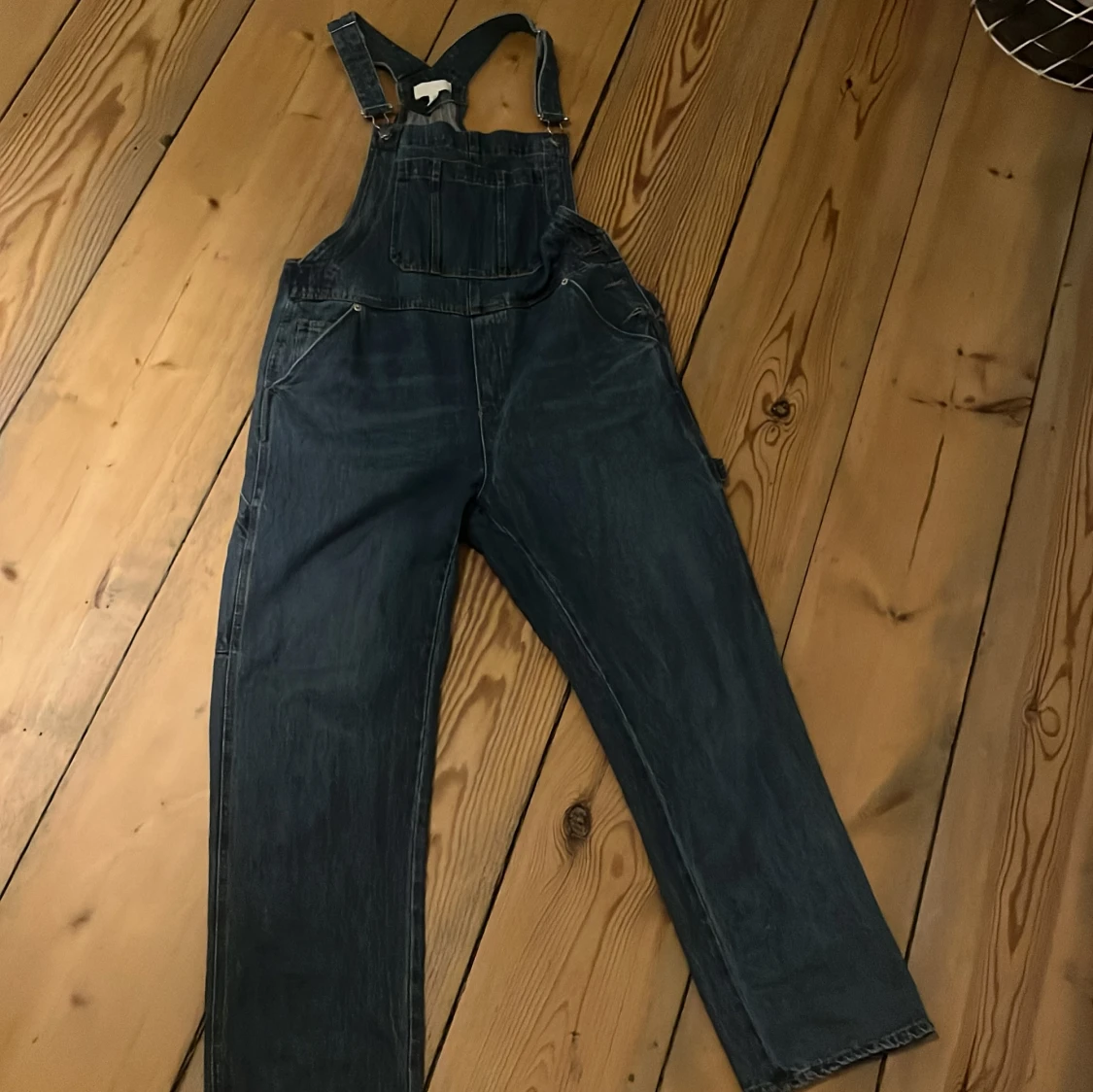 Blå jeanshängselbyxor