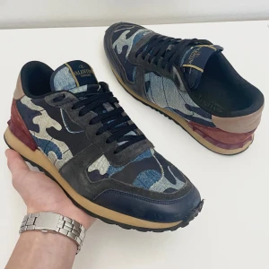 Valentino rockrunner skor - Rockrunners i en riktigt fet och unik modell! Sjukt bra skick, 9/10, ena skor har en jätteliten slitning vid insida häl, annars som nya. Endast skor. Kontakta mig för fler frågor eller funderingar!