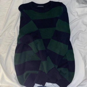 Randig tröja från Brandy Melville - Säljer en randig tröja från Brandy Melville i grönt och blått. Tröjan har en avslappnad/oversized passform och är perfekt för en mysig dag.