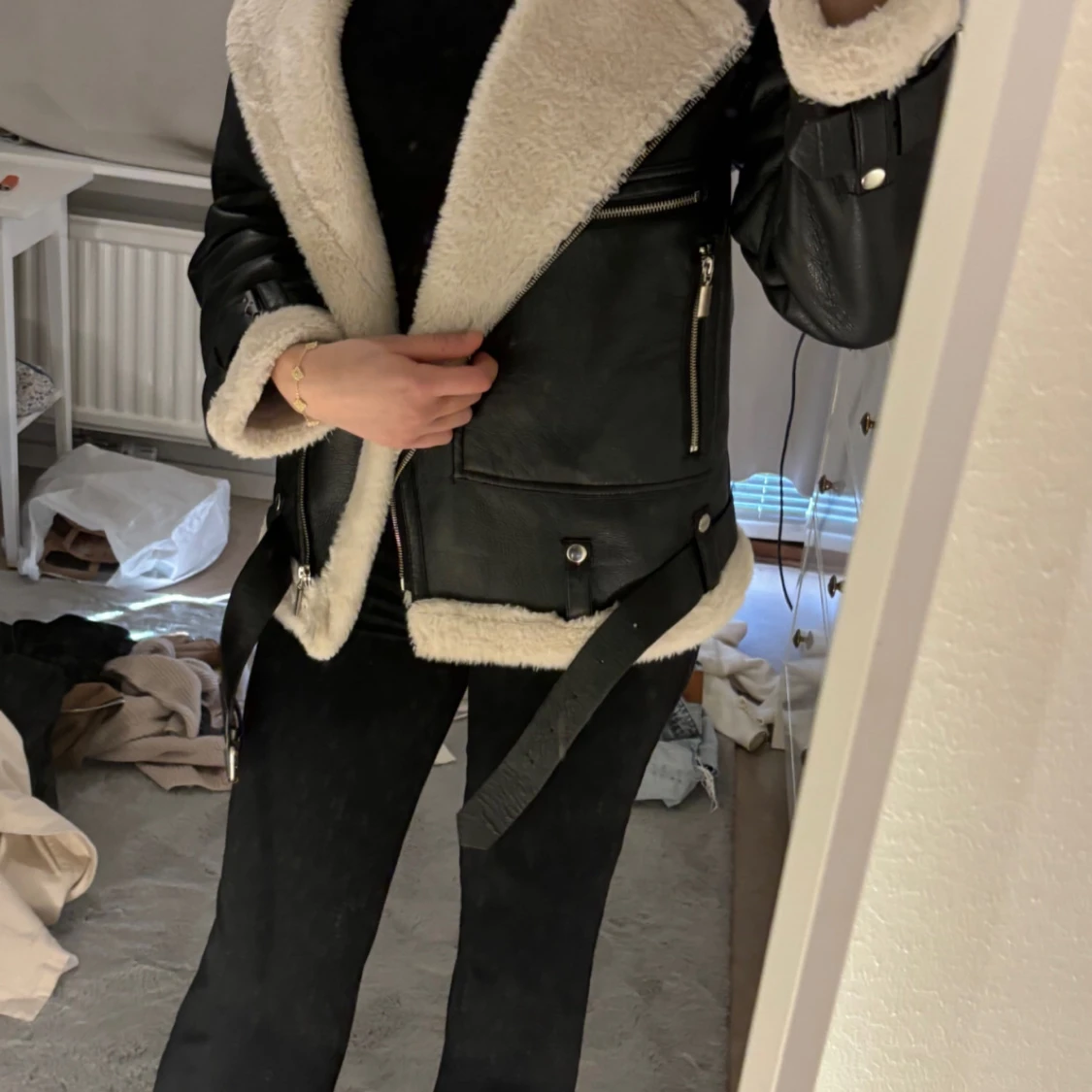 Svart skinnjacka med vit pälsfoder - 90
