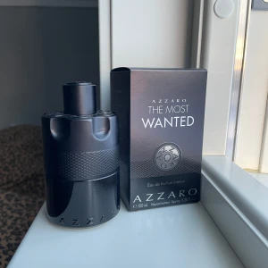 Azzaro The Most Wanted EDP Intense - Hej, säljer nu min Azzaro The Most Wanted Eau de Parfum Intense på grund av att den inte kommit till användning. Det är en 100milliliters  flaska som är näst intill ny. Köptes nyligen för cirka 1150kr men säljes självklart billigare. Priset går att diskuteras och bara att höra av sig vid funderingar!