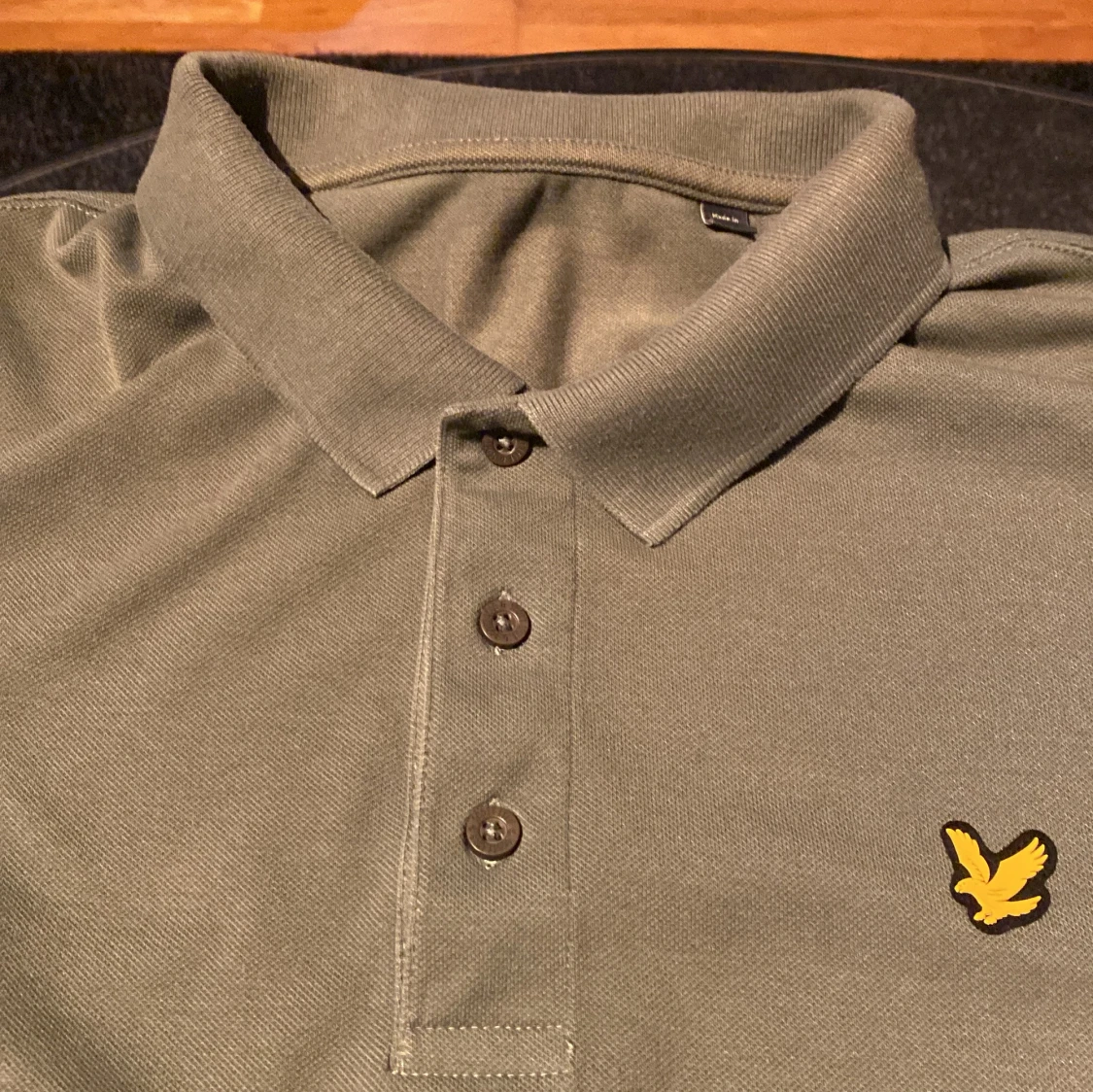 Olivgrön pikétröja med gul logotyp - 93