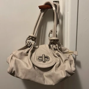 Handväska - Skadad vid handtaget💕