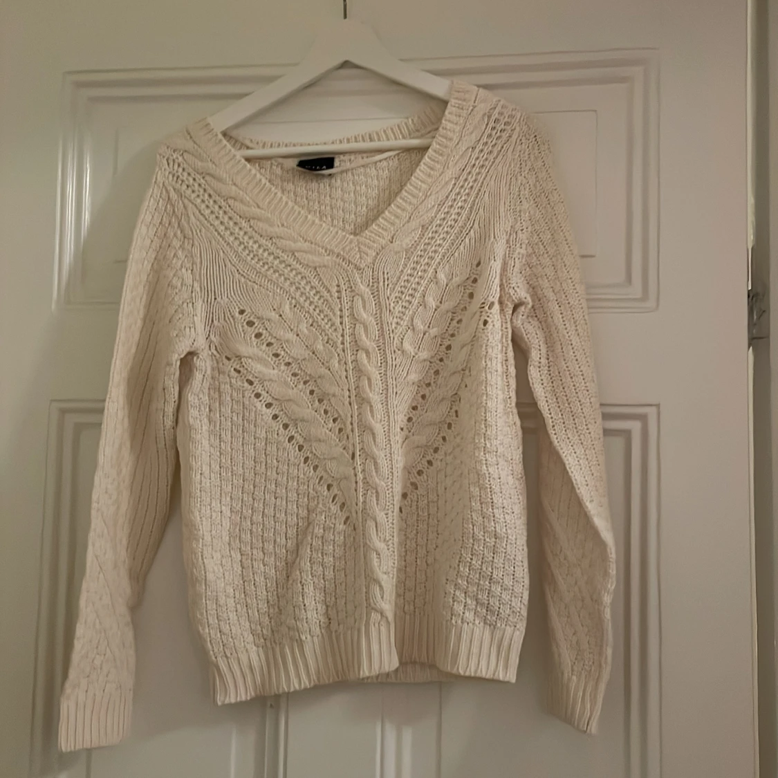 Vit stickad tröja med v-ringning