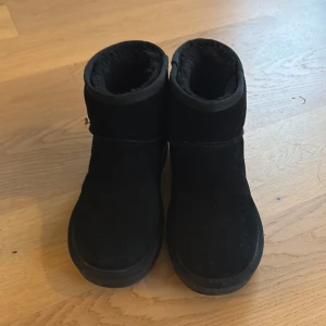 Boots - Svarta boots i läder. Jättefint skick, endast använda vid ett tillfälle. Storlek 36.