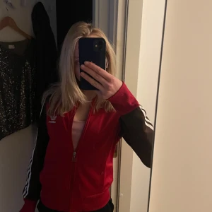 Adidas Zip up - Röd zip up jacka från adidas. Super bra skick, ser oandvänd ut. Säljer eftersom den inte är min stil. Priset är diskuterbart. Köparen står för frakten