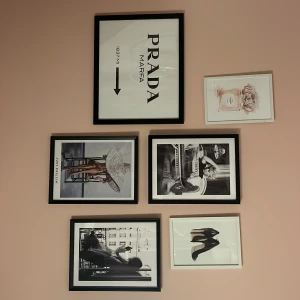 Svartvita tavlor med mode- och kulturmotiv - En samling av svartvita tavlor med olika motiv, inklusive en ikonisk 'Prada Marfa' skylt, en kvinna som röker på en balkong, och en klassisk bild av en kvinna som läser en tidning. Säljer för 70kr/styck inklusive ramar! Pris kan diskuteras vid köp av flera stycken 🥰