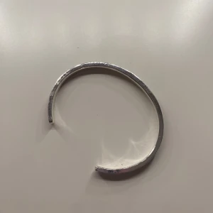 Silverfärgat armband - Jättesöt Armband som är aldrig använd!! Passar till allt och är väldigt fin. Dock är osäker om den är äkta silver! 