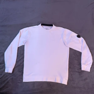 Vit sweatshirt från C.P. Company - Säljer en sweatshirt från C.P Company i mycket bra skick. Storlek S.