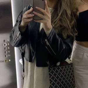 Svart skinnjacka -  Svart Nelly skinnjacka med dragkedja och croppad design. Strl 34 passar ( 32-36) även. köpt för 650kr säljer för 280kr 💗