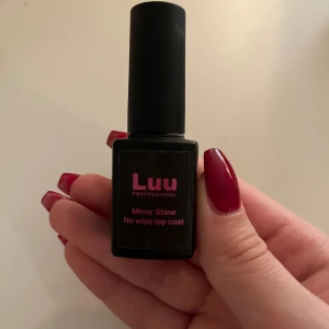 Luu Professional Mirror Shine No Wipe Top Coat - Luu Professional Mirror Shine No Wipe Top Coat är ett glansigt topplack som ger en spegelblank finish. Perfekt för att försegla och skydda nagellack utan att behöva torka av. Tillverkad i USA och 100% vegansk. Använd(!!) ca 3 ggr men det mesta av produkten är kvar. Köpt för ca 1/2 månader sedan. 