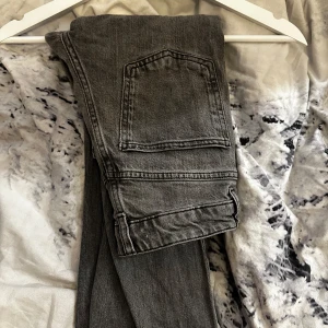 Grå jeans från Ginatricot  - Snygga lågmidjade grå jeans från Ginatricot men säljer då de är för små tyvärr! De är i storlek 32 och jag har använt dessa några gånger men är som nya, de är bootcut och så snygga på!! 🩷