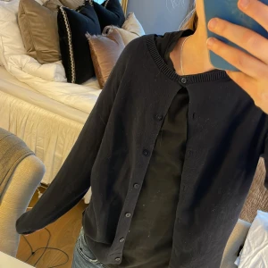 Mörkblå kofta från MNG - Säljer en stilren mörkblå kofta från MNG. Koftan har långa ärmar och knappar framtill. Passar till många olika outfits💕