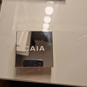 Löspuder från CAIA - Setting puder från caia som är för gul för mig, och därför säljer jag den. Den är I färgen "Honey matte". Har använts några gånger, är osäker på hur många gånger dock, ungefär halva kvar men den var inte helt full när den kom hem i paketet. 