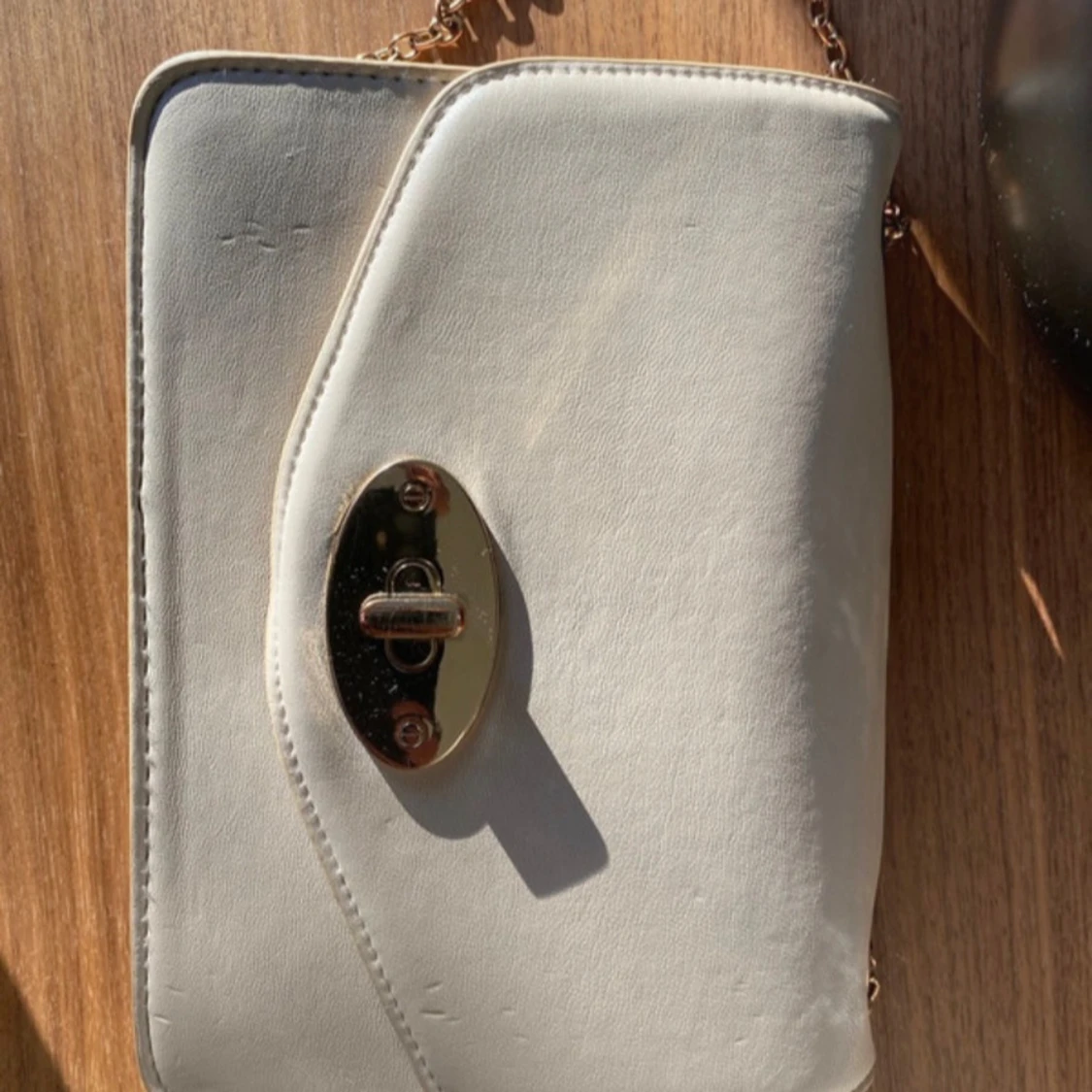 Beige axelväska med kedja - 92