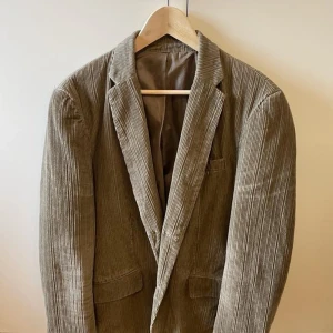 Vintage manchesterkavaj - Säljer en vintage ljusbrun manchesterkavaj i mycket fint skick!   Märke: Riley  Storlek: L  Stilren, rejäl, unik och elegant kavaj. Snyggast på jobbet och festen i äkta manchester?   Titta gärna även på mina andra annonser med jackor, samfrakt kan ordnas!